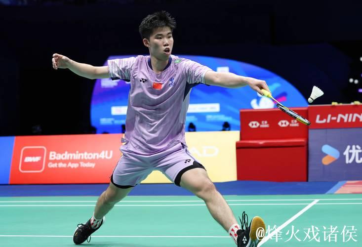 翁泓阳直落两局击败朱轩辰 勇夺全运会羽毛球男单冠军 翁泓阳直落两局击败朱轩辰 勇夺全运会羽毛球男单冠军