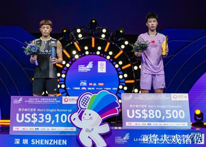 翁泓阳直落两局击败朱轩辰 勇夺全运会羽毛球男单冠军 翁泓阳直落两局击败朱轩辰 勇夺全运会羽毛球男单冠军